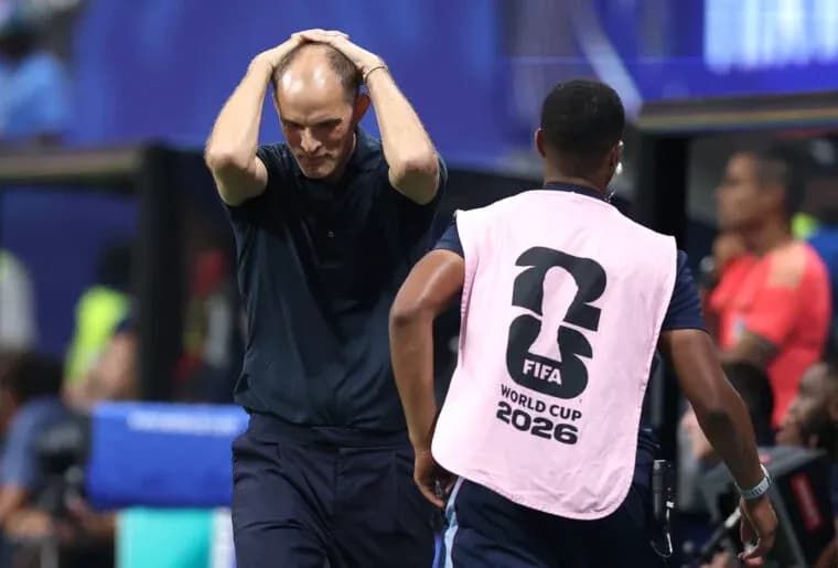 Entrenador con manos en la cabeza durante el partido Entrenador con manos en la cabeza durante el partido