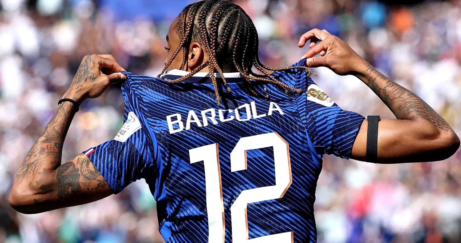 Jugador mostrando su camiseta con el nombre Barcola Jugador mostrando su camiseta con el nombre Barcola