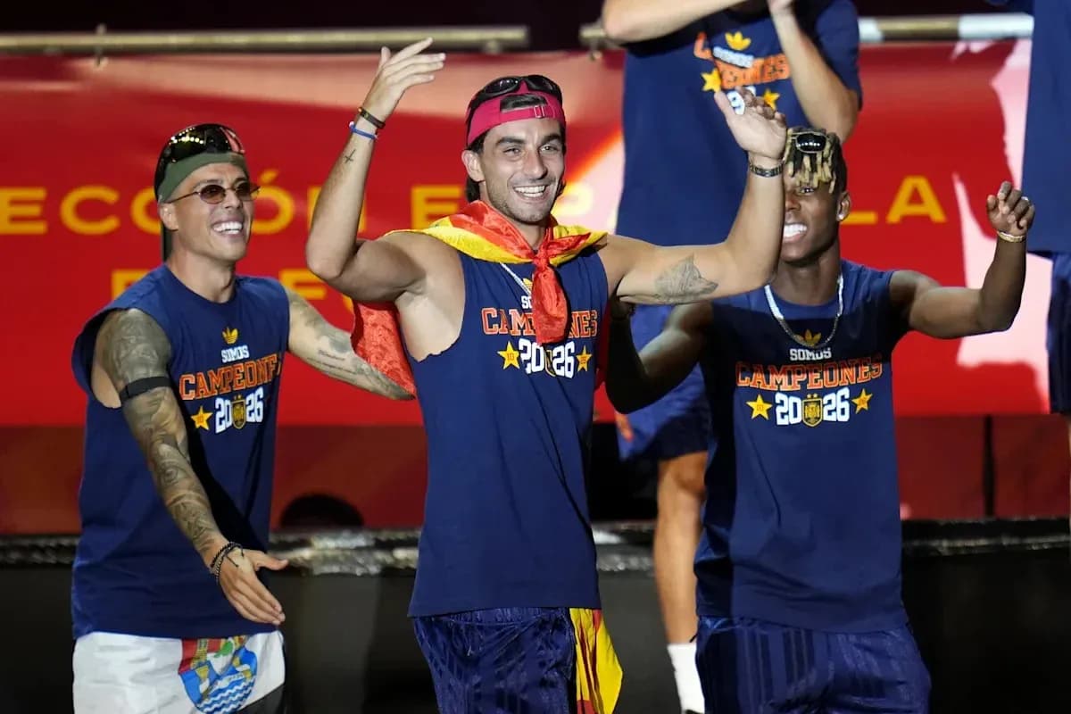 Jugadores celebrando con medallas y banderas Jugadores celebrando con medallas y banderas