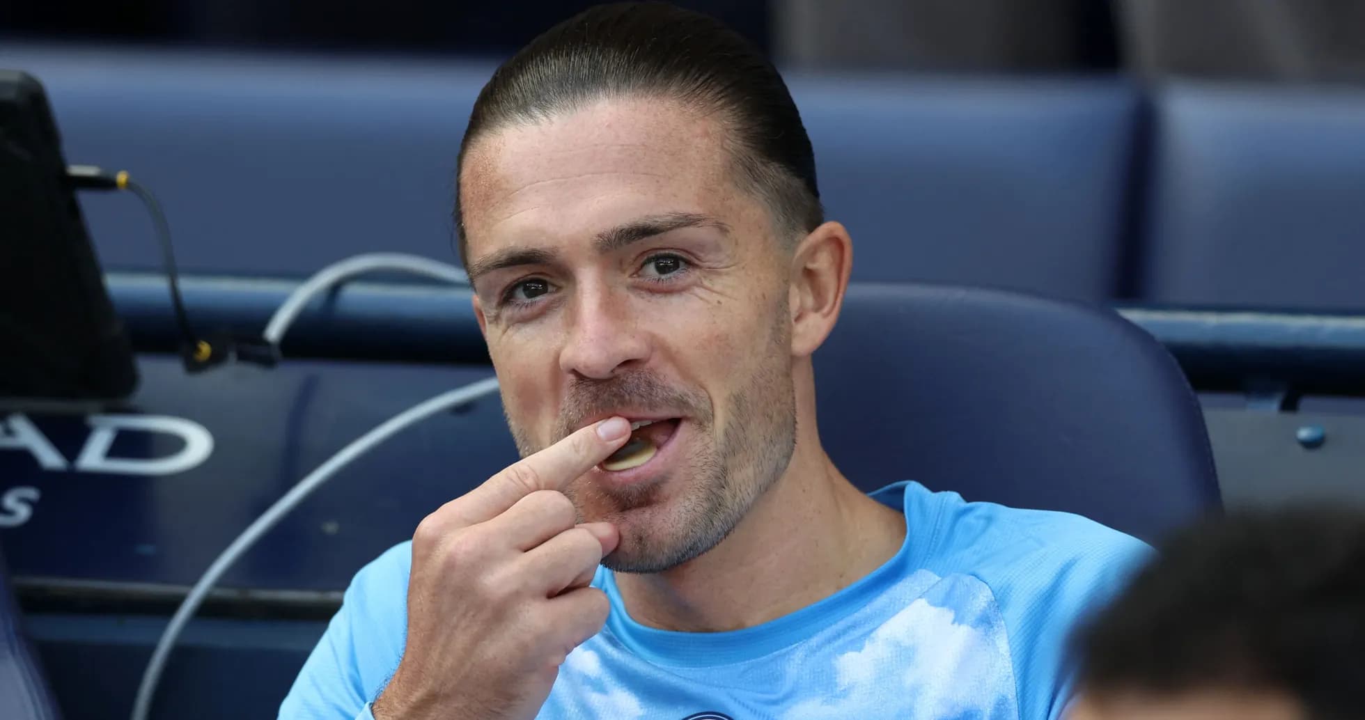Jugador sentado en el banquillo comiendo algo Jugador sentado en el banquillo comiendo algo