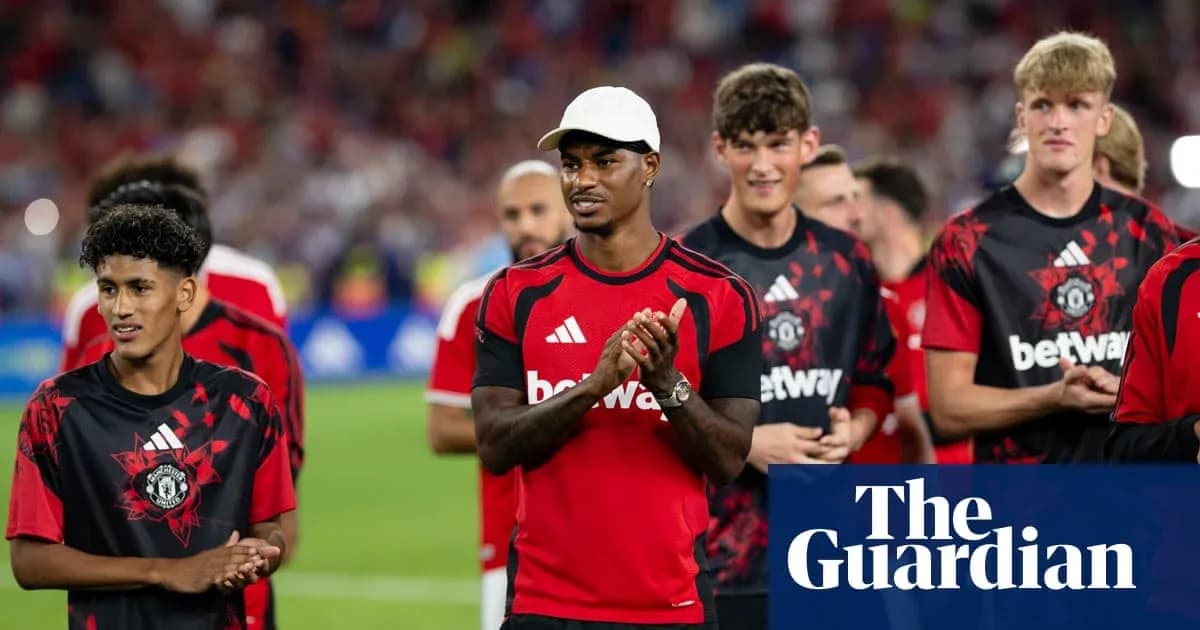 Jugadores de Manchester United en el campo aplaudiendo Jugadores de Manchester United en el campo aplaudiendo