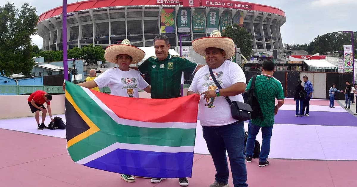 Fanáticos sosteniendo bandera de Sudáfrica en estadio Fanáticos sosteniendo bandera de Sudáfrica en estadio