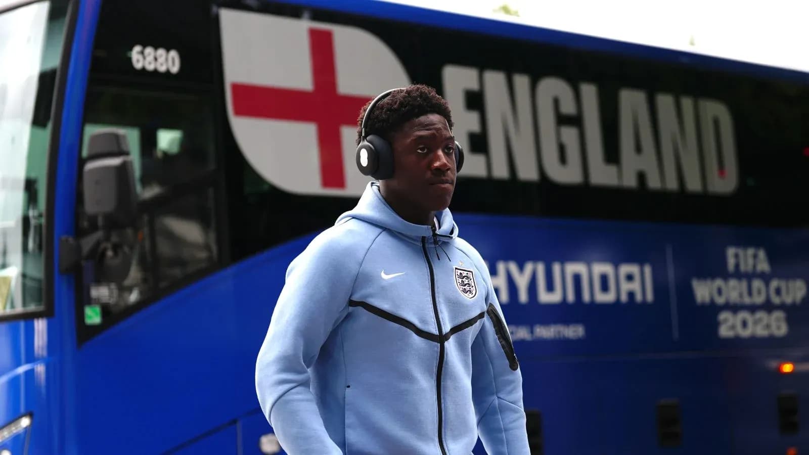 Jugador caminando frente al autobús de Inglaterra Jugador caminando frente al autobús de Inglaterra