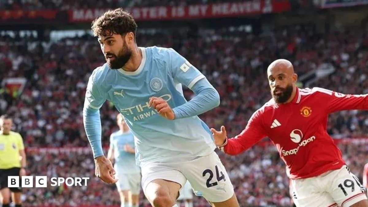 Jugador de Manchester City corriendo con balón ante rival Jugador de Manchester City corriendo con balón ante rival