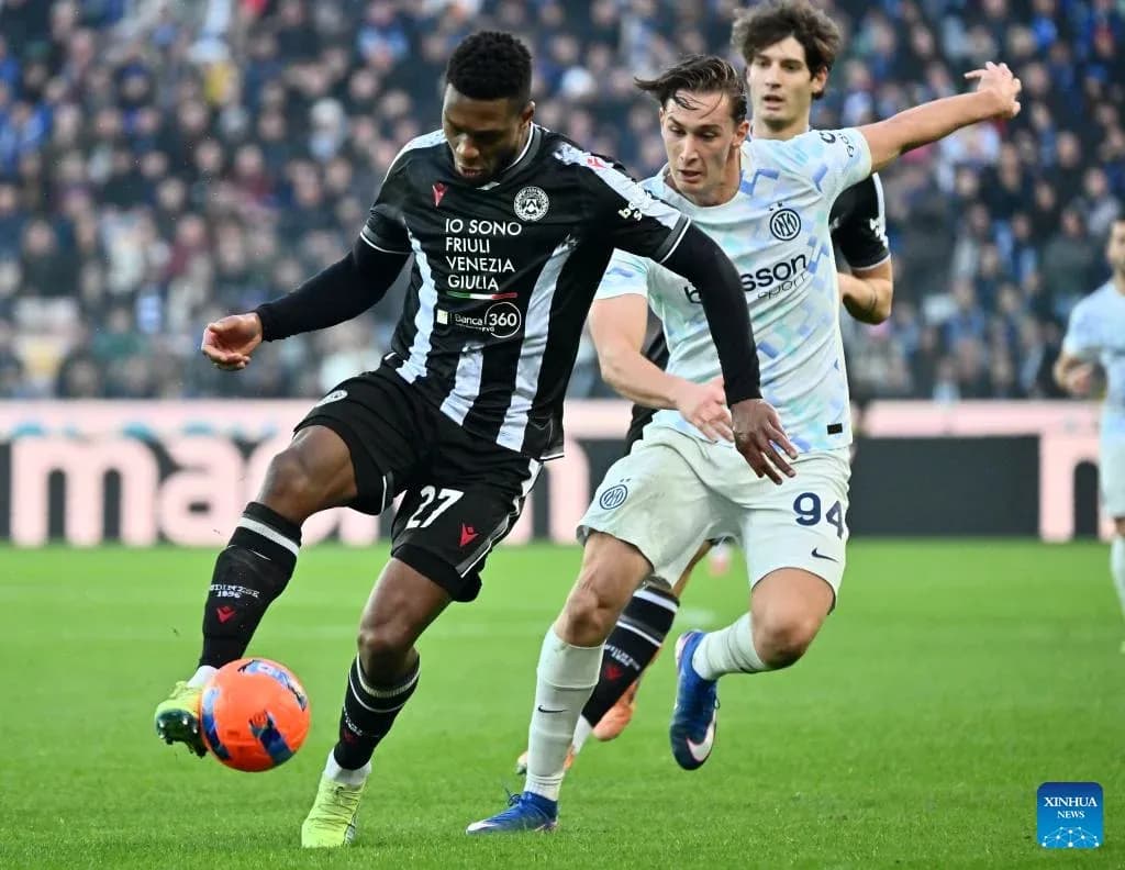 Jugador de Udinese driblando a un jugador del Inter Jugador de Udinese driblando a un jugador del Inter