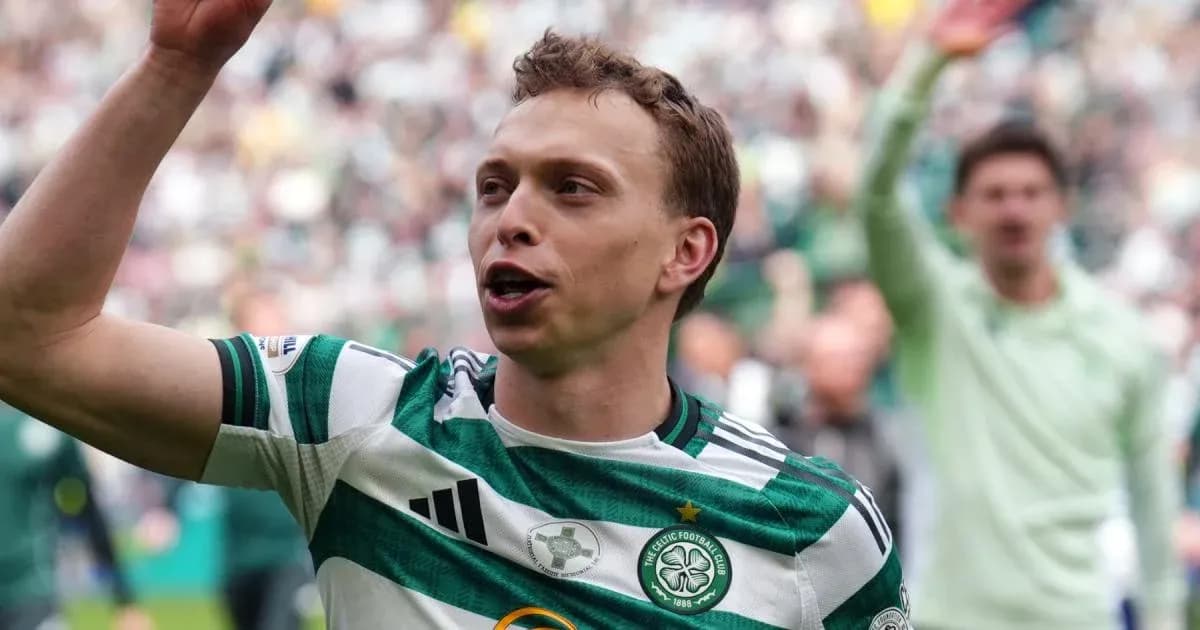 Jugador de Celtic celebrando con los aficionados Jugador de Celtic celebrando con los aficionados