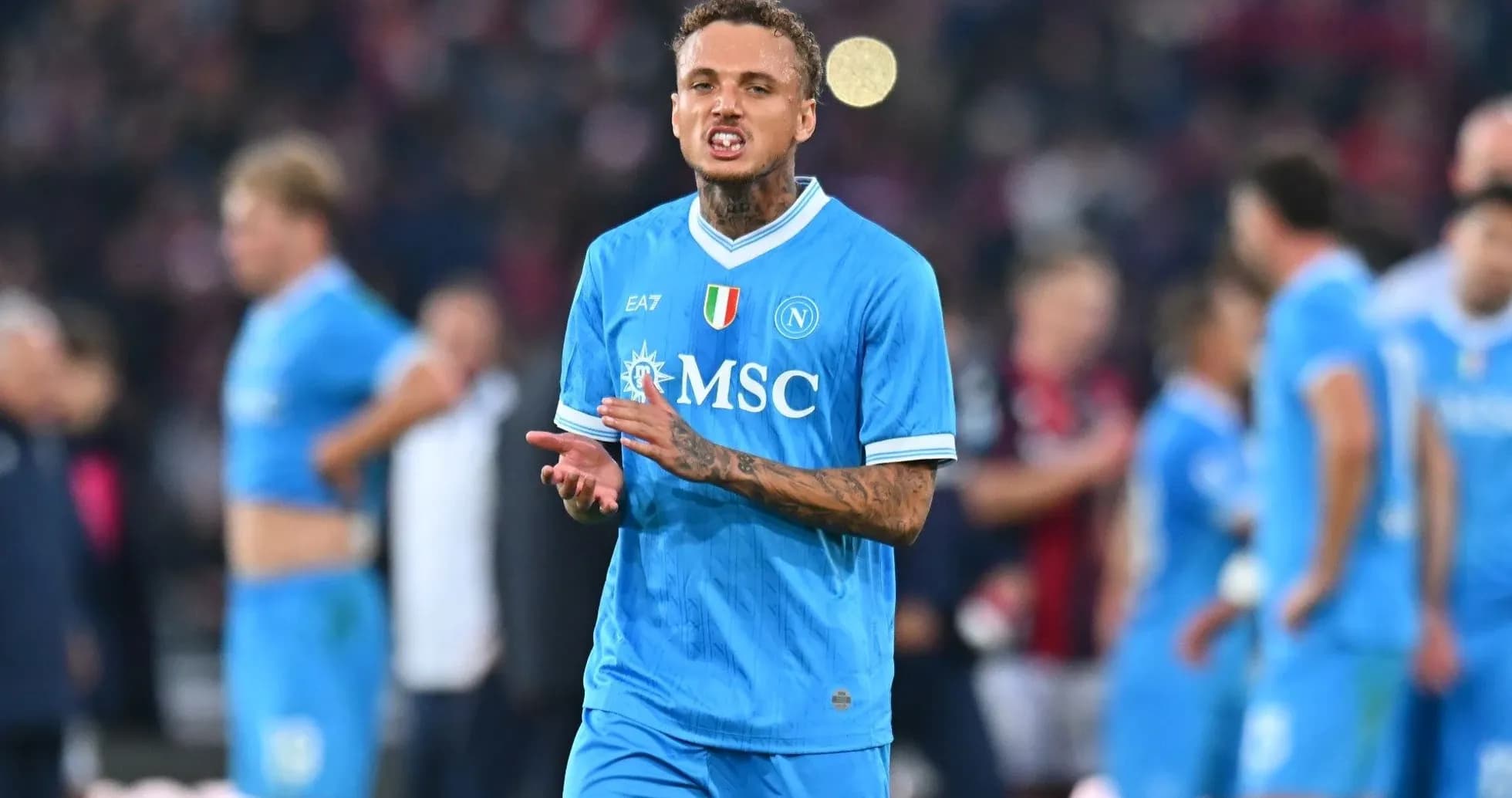 Jugador de Napoli en el campo tras el partido Jugador de Napoli en el campo tras el partido