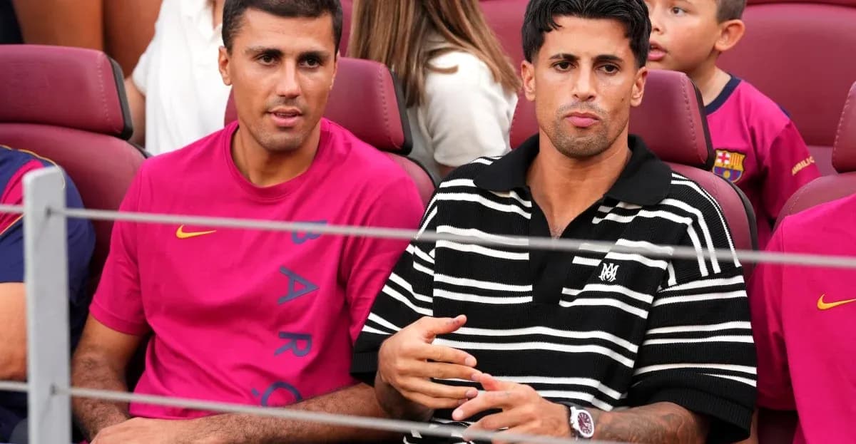Dos hombres sentados en un estadio de fútbol Dos hombres sentados en un estadio de fútbol