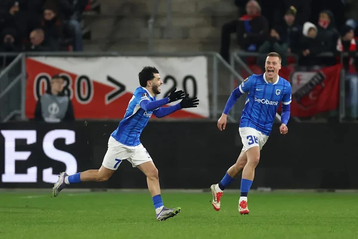 Jugadores de equipo en celebración tras un gol Jugadores de equipo en celebración tras un gol