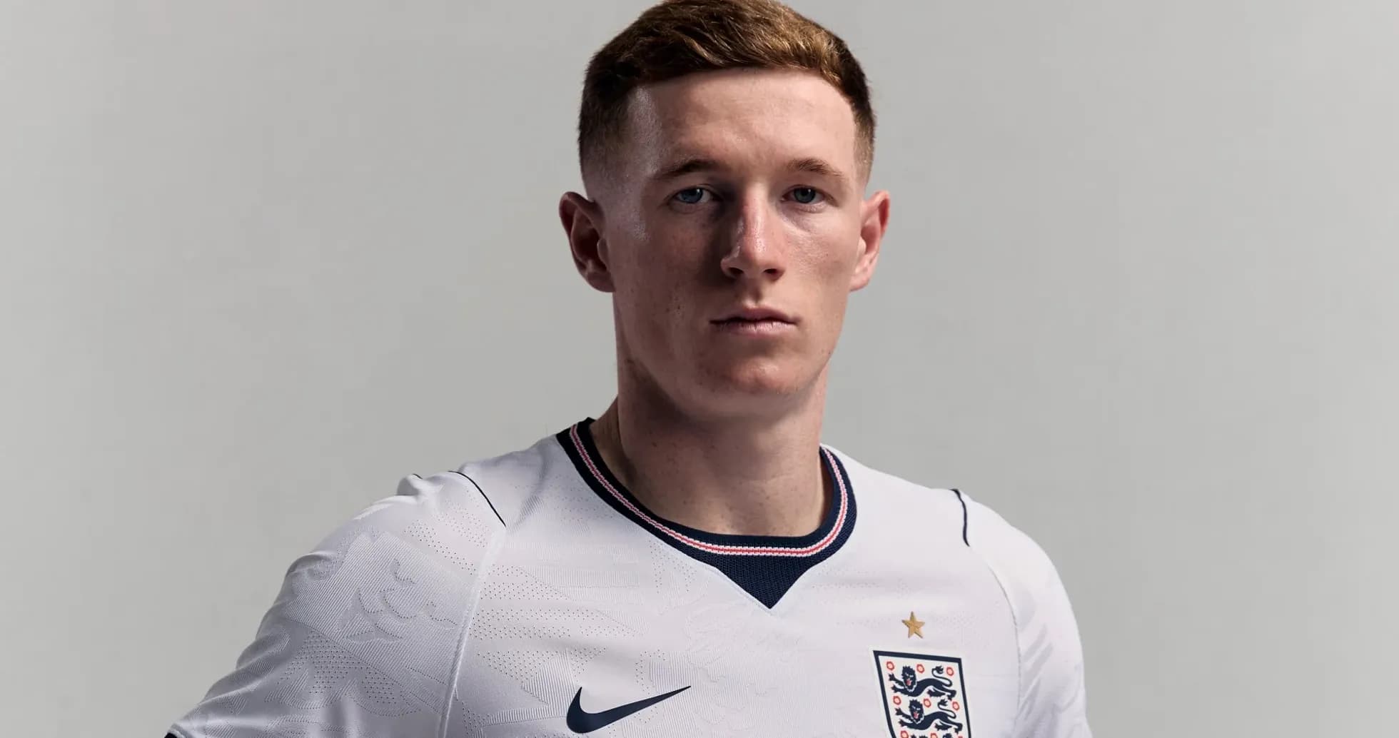 Jugador posando con camiseta de Inglaterra Jugador posando con camiseta de Inglaterra