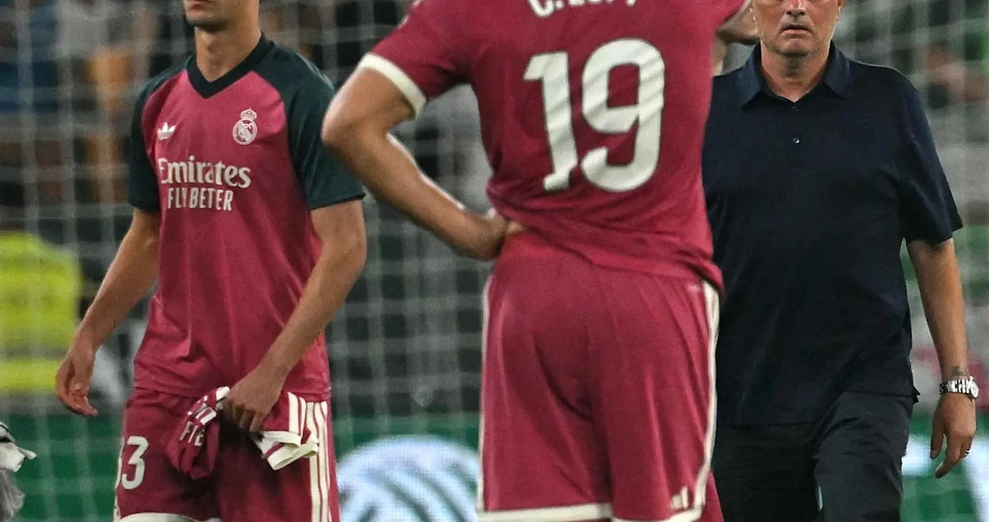 Jugadores de Real Madrid en el campo tras partido Jugadores de Real Madrid en el campo tras partido