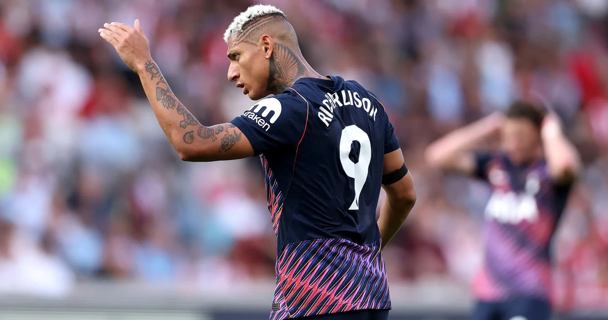 Richarlison señalando durante el partido de fútbol Richarlison señalando durante el partido de fútbol