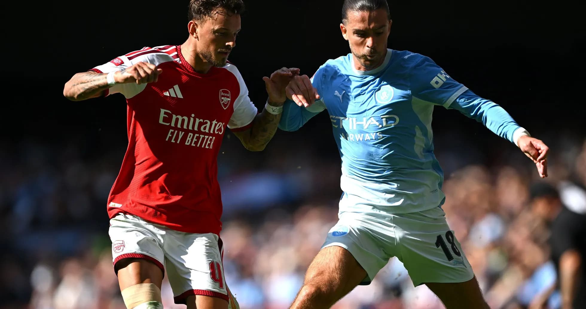 Jugadores de Arsenal y Manchester City disputando el balón Jugadores de Arsenal y Manchester City disputando el balón