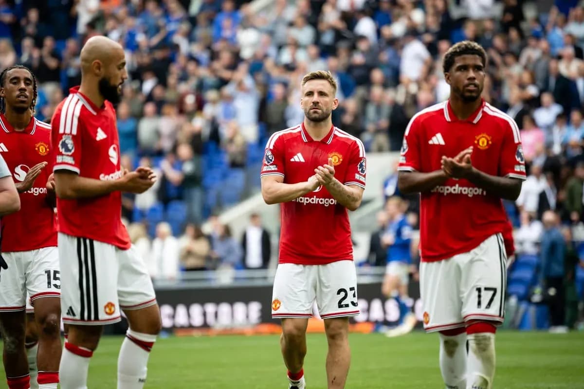 Jugadores de Manchester United aplaudiendo al público Jugadores de Manchester United aplaudiendo al público