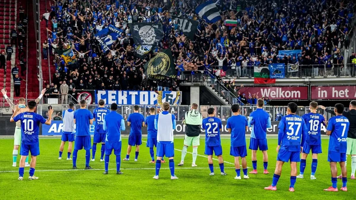Jugadores de Levski Sofia agradeciendo a la afición Jugadores de Levski Sofia agradeciendo a la afición