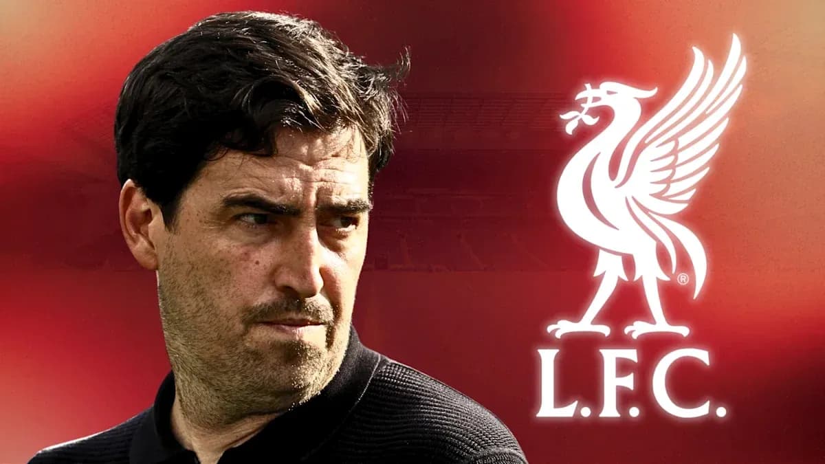 Entrenador de Liverpool con logo del club de fondo Entrenador de Liverpool con logo del club de fondo