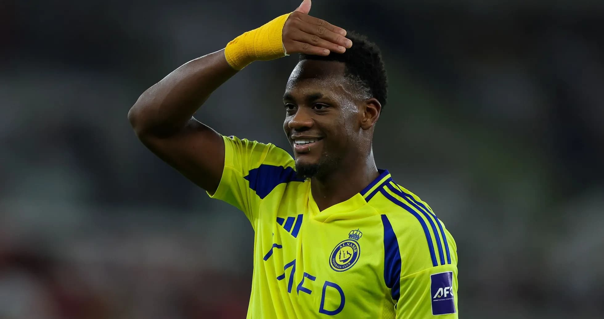 Jugador saludando con camiseta amarilla de Al Nassr Jugador saludando con camiseta amarilla de Al Nassr