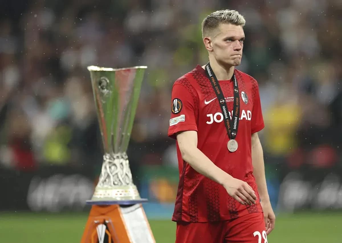Jugador caminando junto al trofeo de la Europa League Jugador caminando junto al trofeo de la Europa League