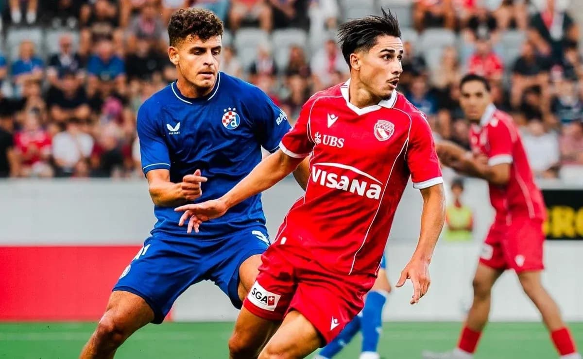 Jugadores de FC Thun y Dinamo Zagreb en acción Jugadores de FC Thun y Dinamo Zagreb en acción