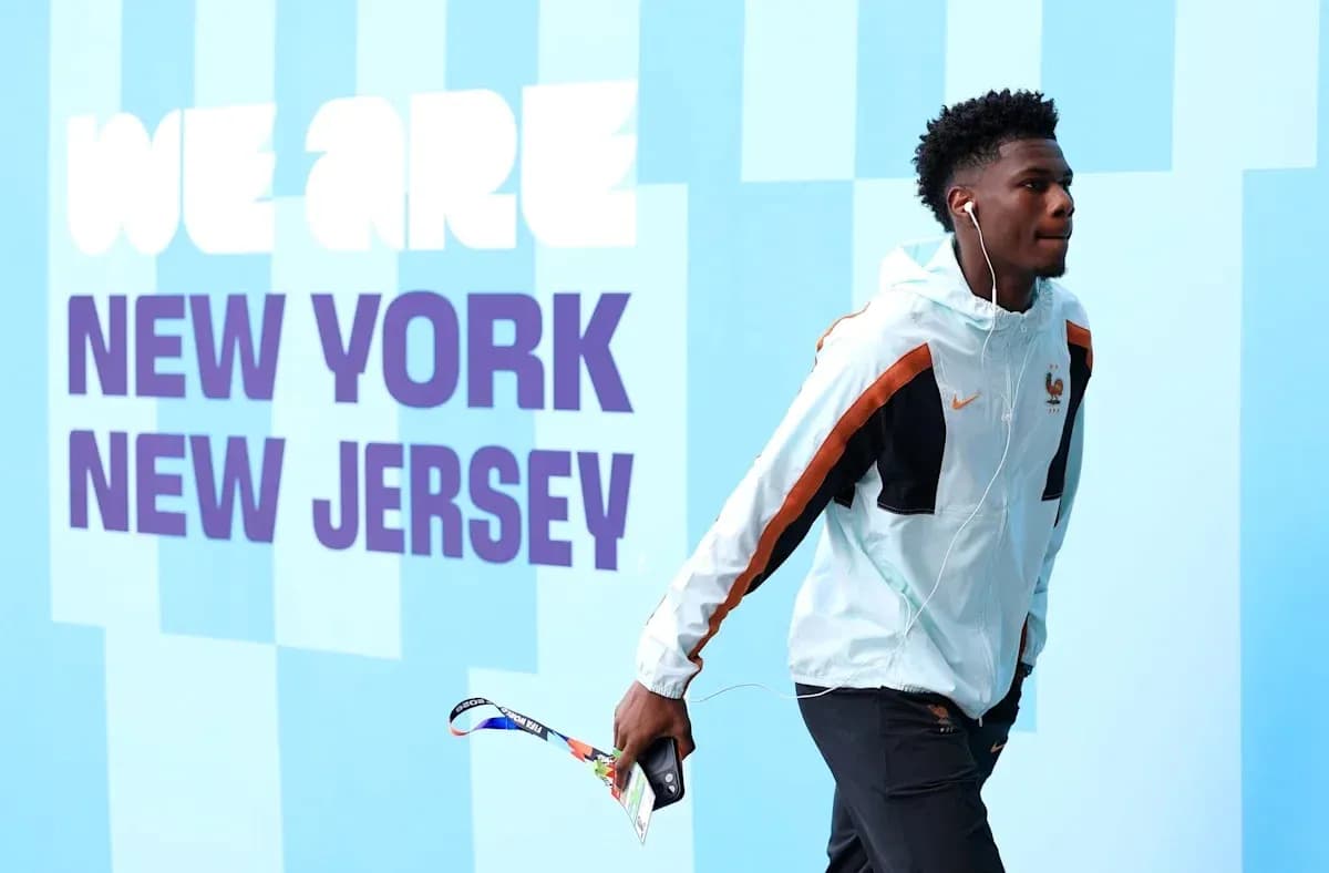 Jugador caminando frente a mural de Nueva York y Nueva Jersey Jugador caminando frente a mural de Nueva York y Nueva Jersey