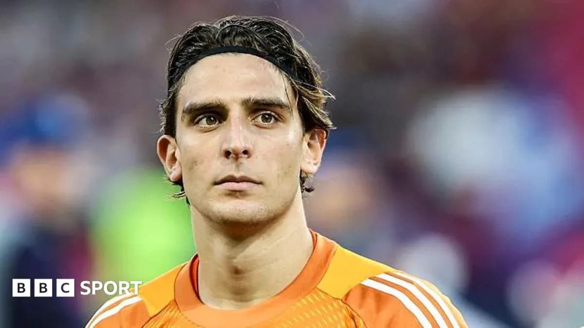 Portero con camiseta naranja en el campo Portero con camiseta naranja en el campo