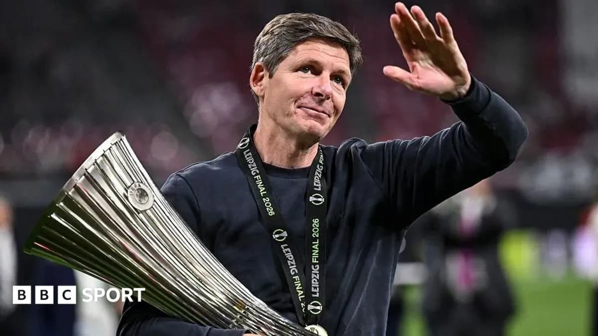 Entrenador levantando trofeo tras la final de Leipzig 2026 Entrenador levantando trofeo tras la final de Leipzig 2026