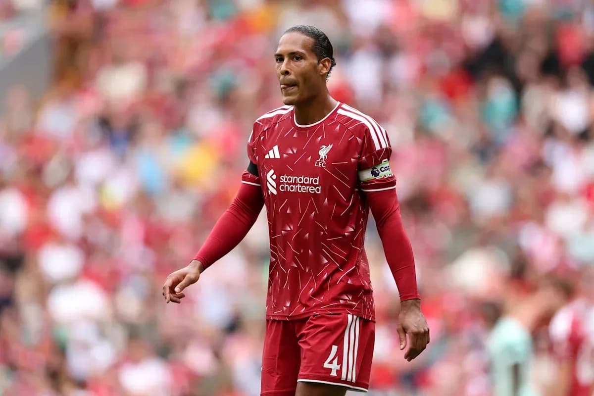 Jugador de Liverpool en camiseta roja durante el partido Jugador de Liverpool en camiseta roja durante el partido