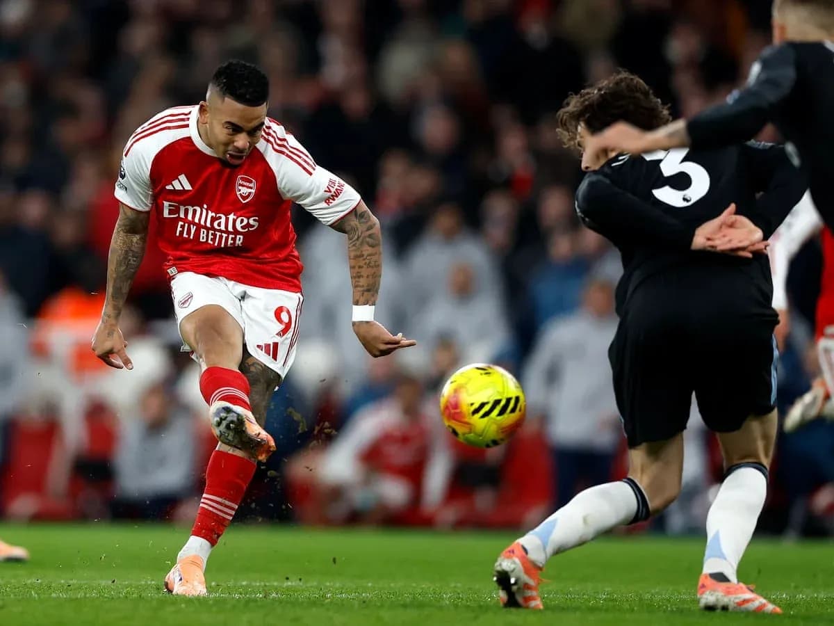Jugador de Arsenal pateando el balón durante el partido Jugador de Arsenal pateando el balón durante el partido