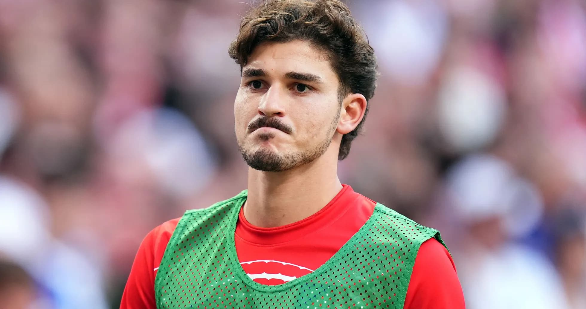 Jugador en el banquillo con chaleco de entrenamiento Jugador en el banquillo con chaleco de entrenamiento