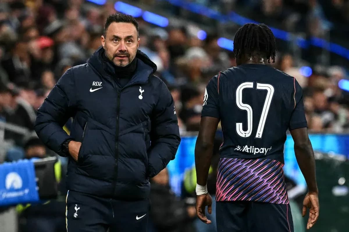 Entrenador de Tottenham conversando con jugador en campo Entrenador de Tottenham conversando con jugador en campo