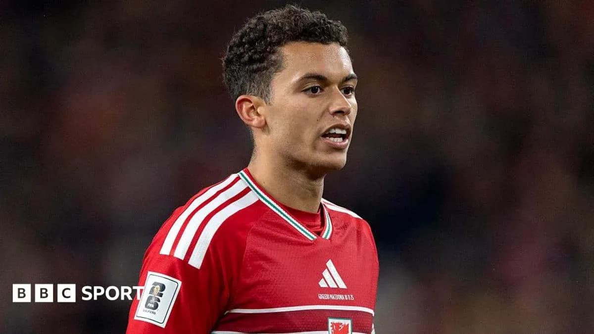 Jugador de fútbol con camiseta roja en acción Jugador de fútbol con camiseta roja en acción