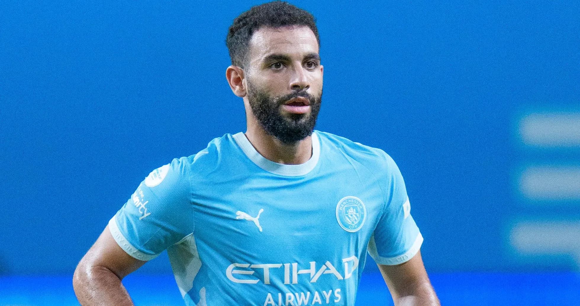 Jugador de Manchester City en uniforme azul Jugador de Manchester City en uniforme azul