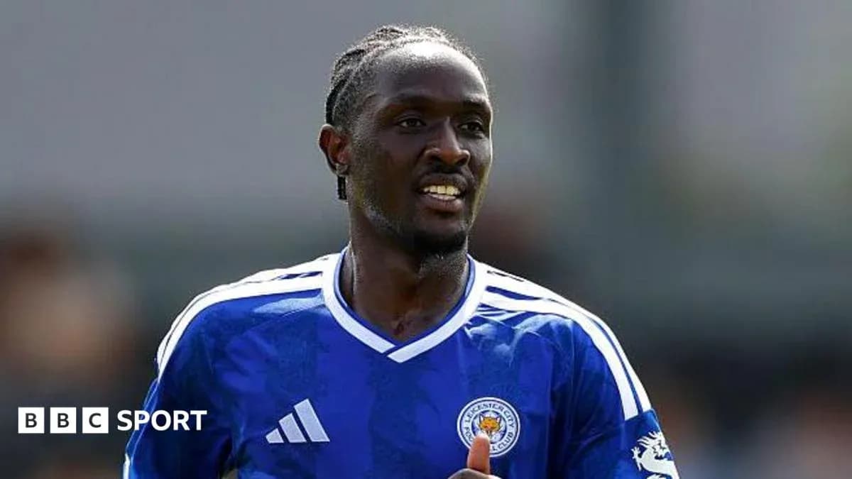 Jugador de Leicester City corriendo en el campo Jugador de Leicester City corriendo en el campo