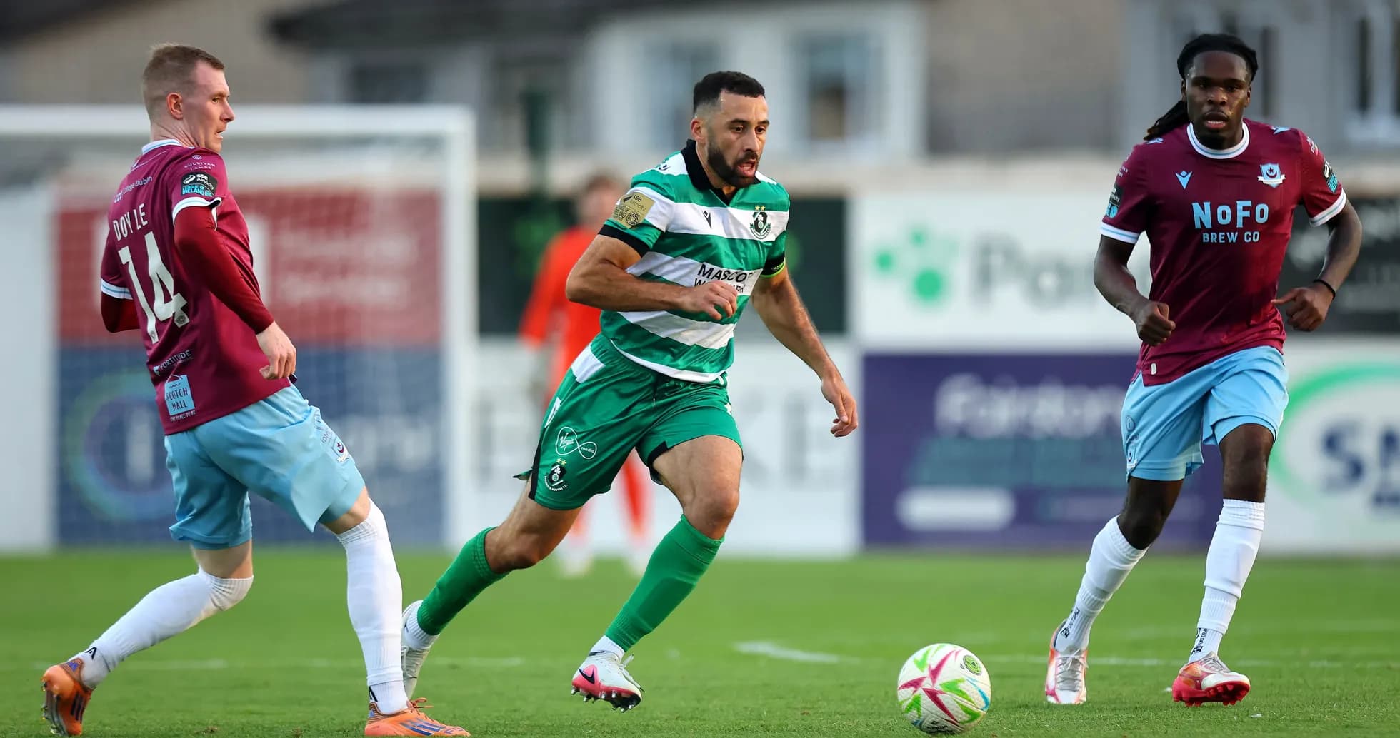 Jugadores de Shamrock Rovers en acción Jugadores de Shamrock Rovers en acción