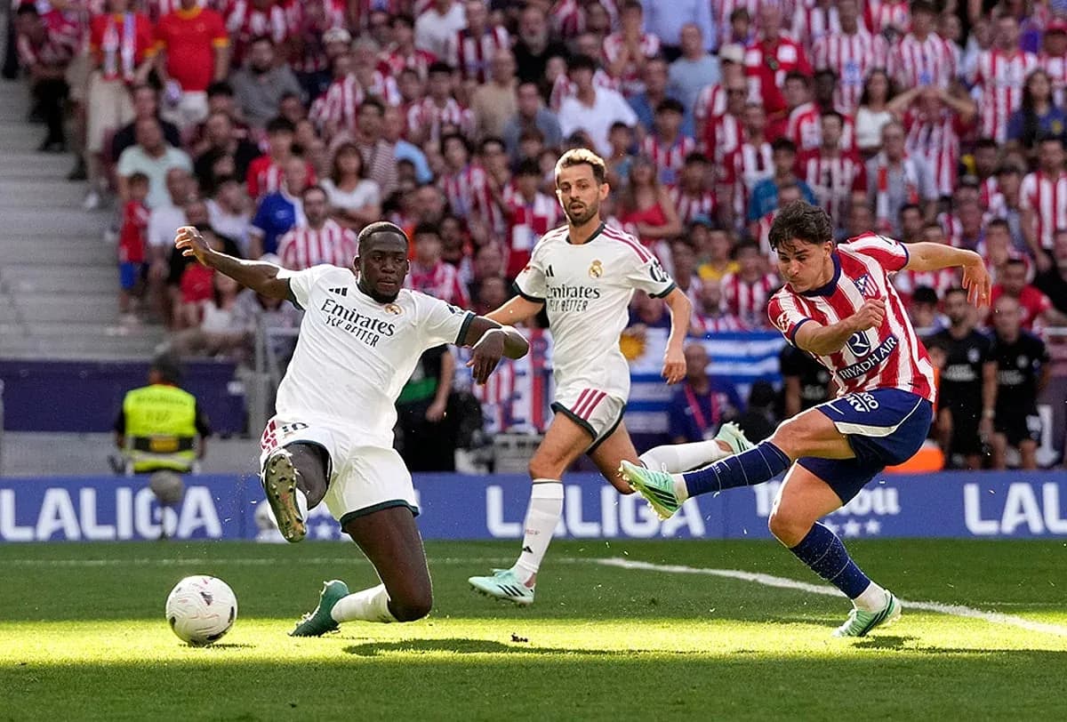 Jugador de Atlético de Madrid dispara a puerta Jugador de Atlético de Madrid dispara a puerta