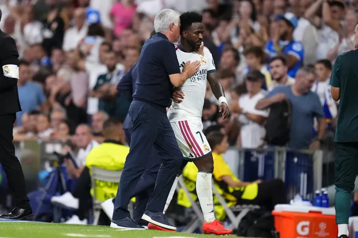 Entrenador saludando a jugador del Real Madrid en partido Entrenador saludando a jugador del Real Madrid en partido