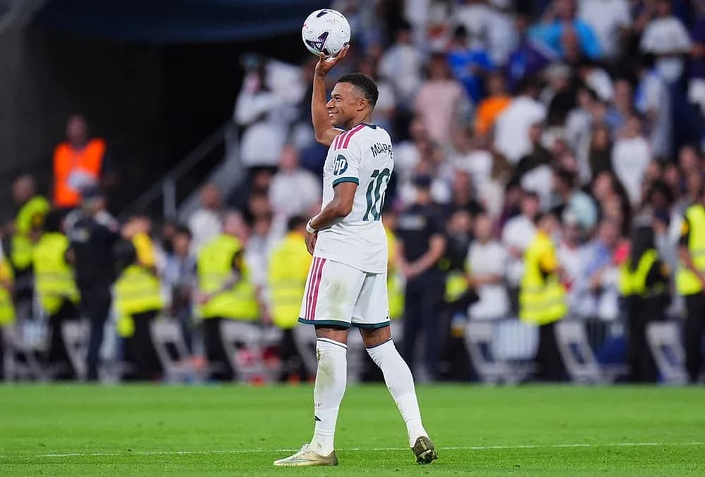 Kylian Mbappé levantando el balón en el estadio Kylian Mbappé levantando el balón en el estadio