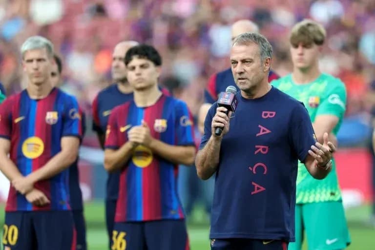 Entrenador hablando ante jugadores del FC Barcelona Entrenador hablando ante jugadores del FC Barcelona