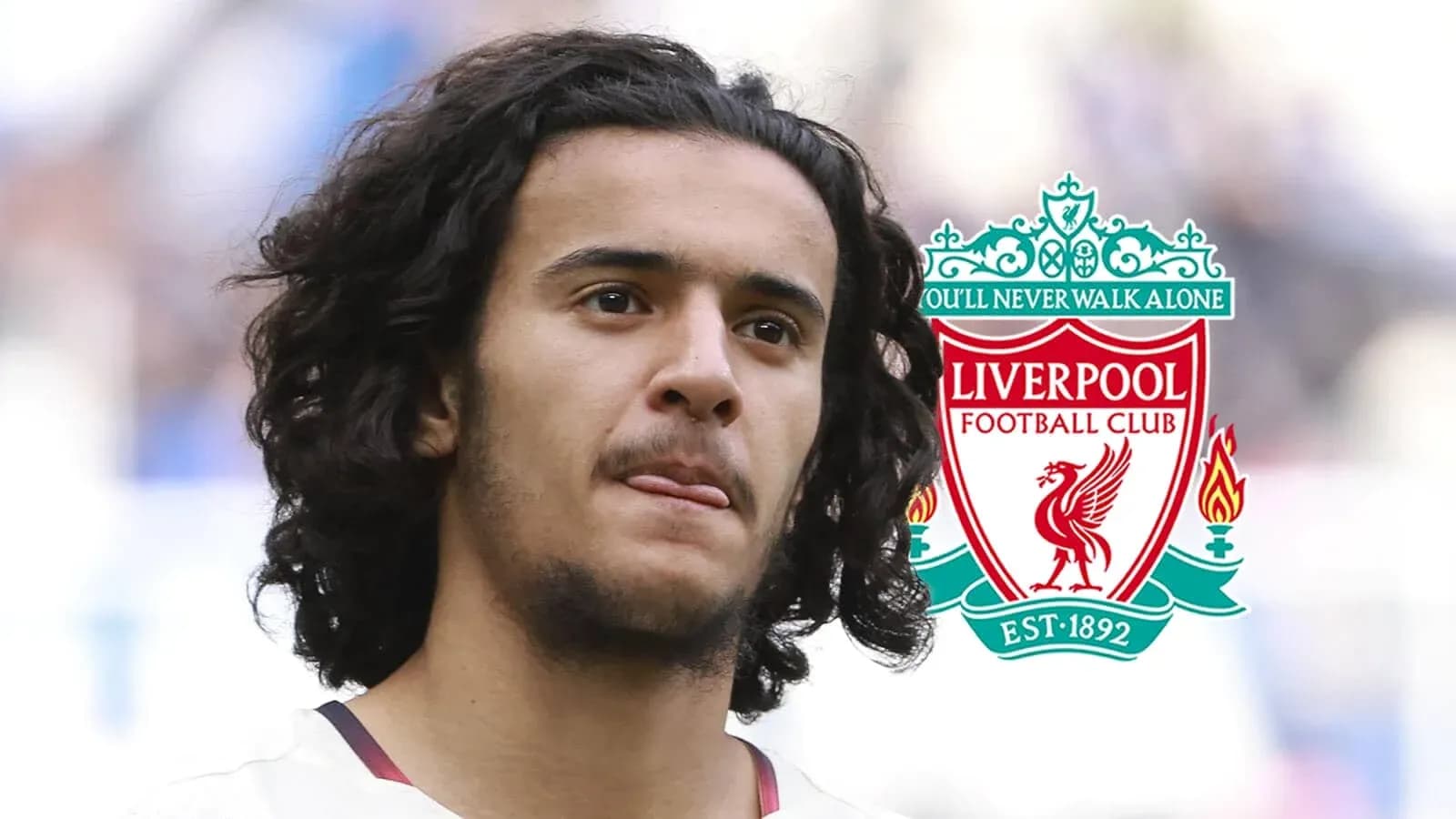 Jugador de Liverpool con logo del club de fondo Jugador de Liverpool con logo del club de fondo