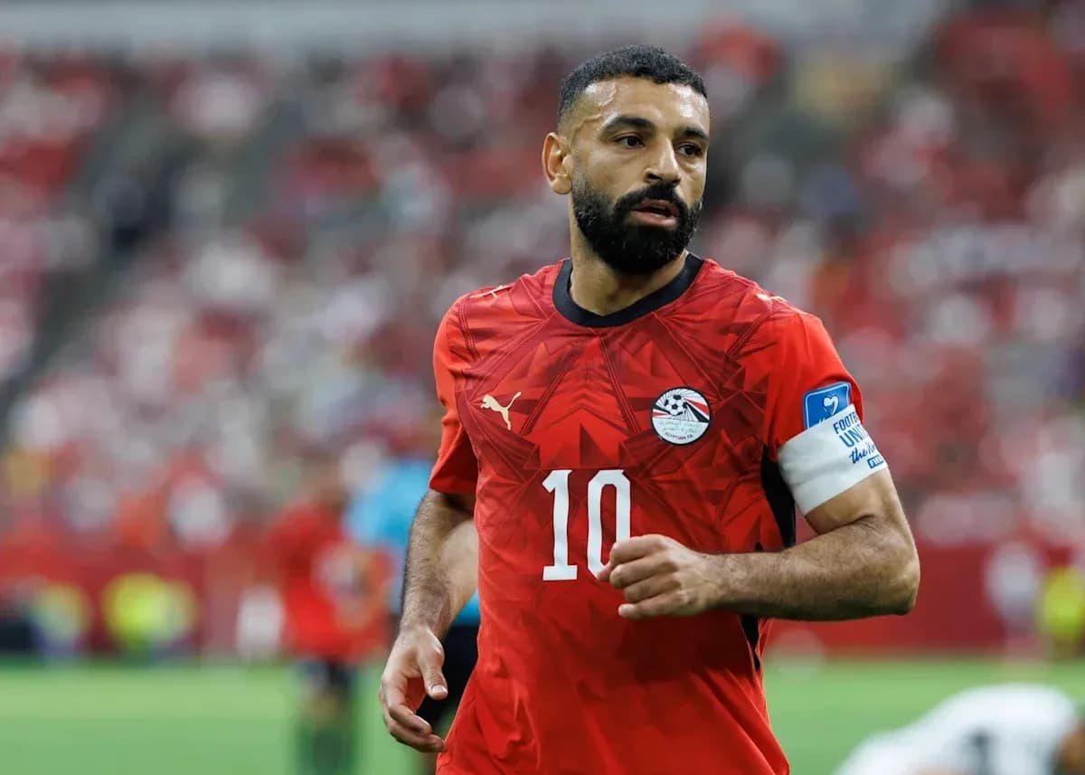 Jugador de Egipto con camiseta roja durante el partido Jugador de Egipto con camiseta roja durante el partido