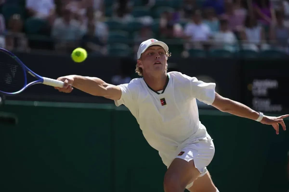 Jugador de tenis golpeando una pelota en la cancha Jugador de tenis golpeando una pelota en la cancha