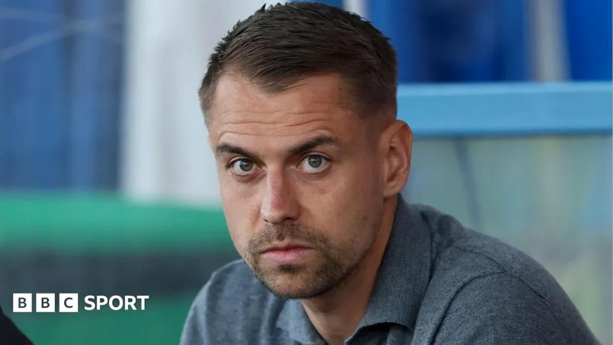 Hombre con mirada seria en un banquillo deportivo Hombre con mirada seria en un banquillo deportivo