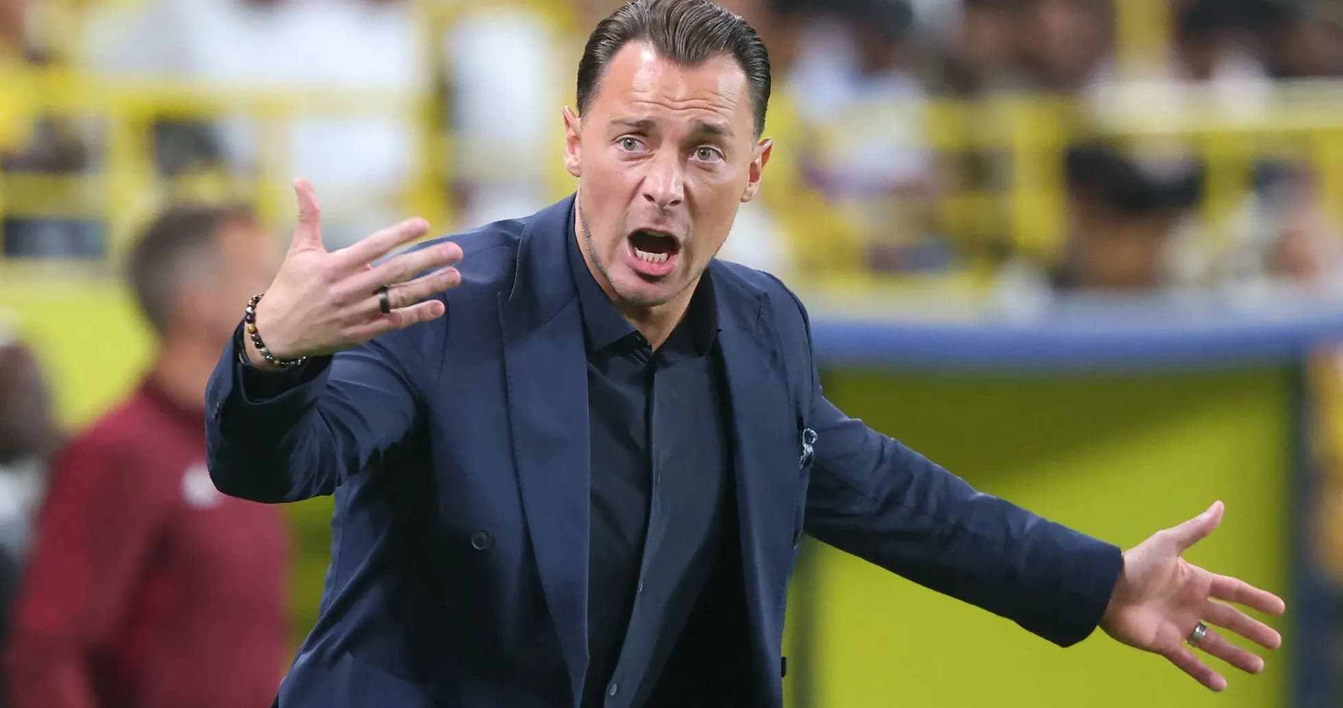 Entrenador gesticulando durante un partido de fútbol Entrenador gesticulando durante un partido de fútbol