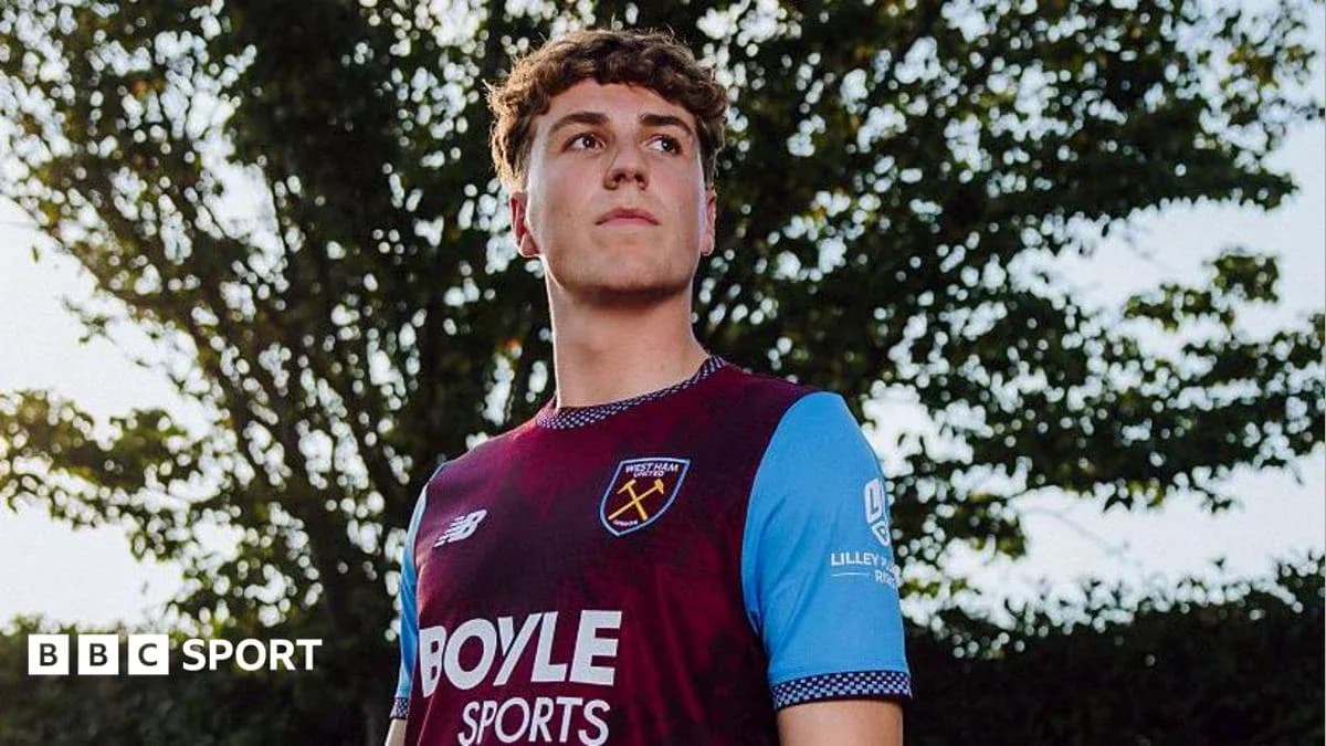 Jugador con camiseta de West Ham frente a árboles Jugador con camiseta de West Ham frente a árboles