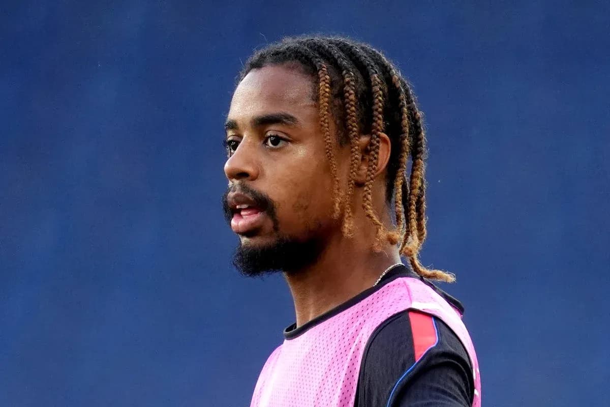 Jugador en la sesión de entrenamiento con camiseta rosa Jugador en la sesión de entrenamiento con camiseta rosa