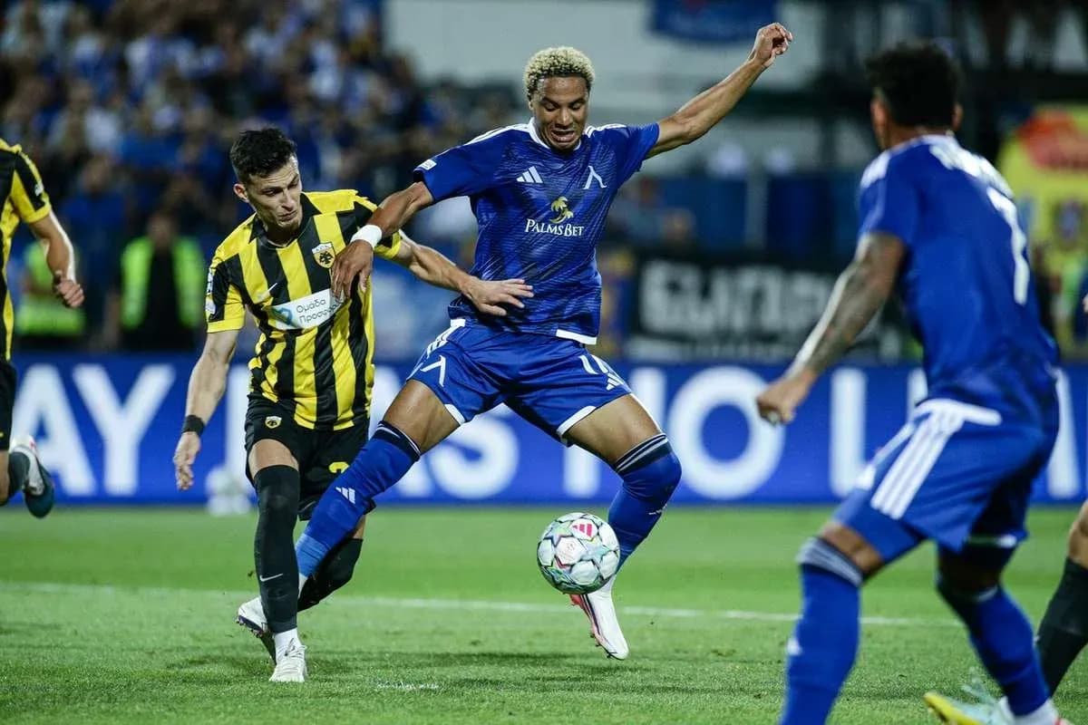 Jugador de Levski Sofia con balón en partido Jugador de Levski Sofia con balón en partido