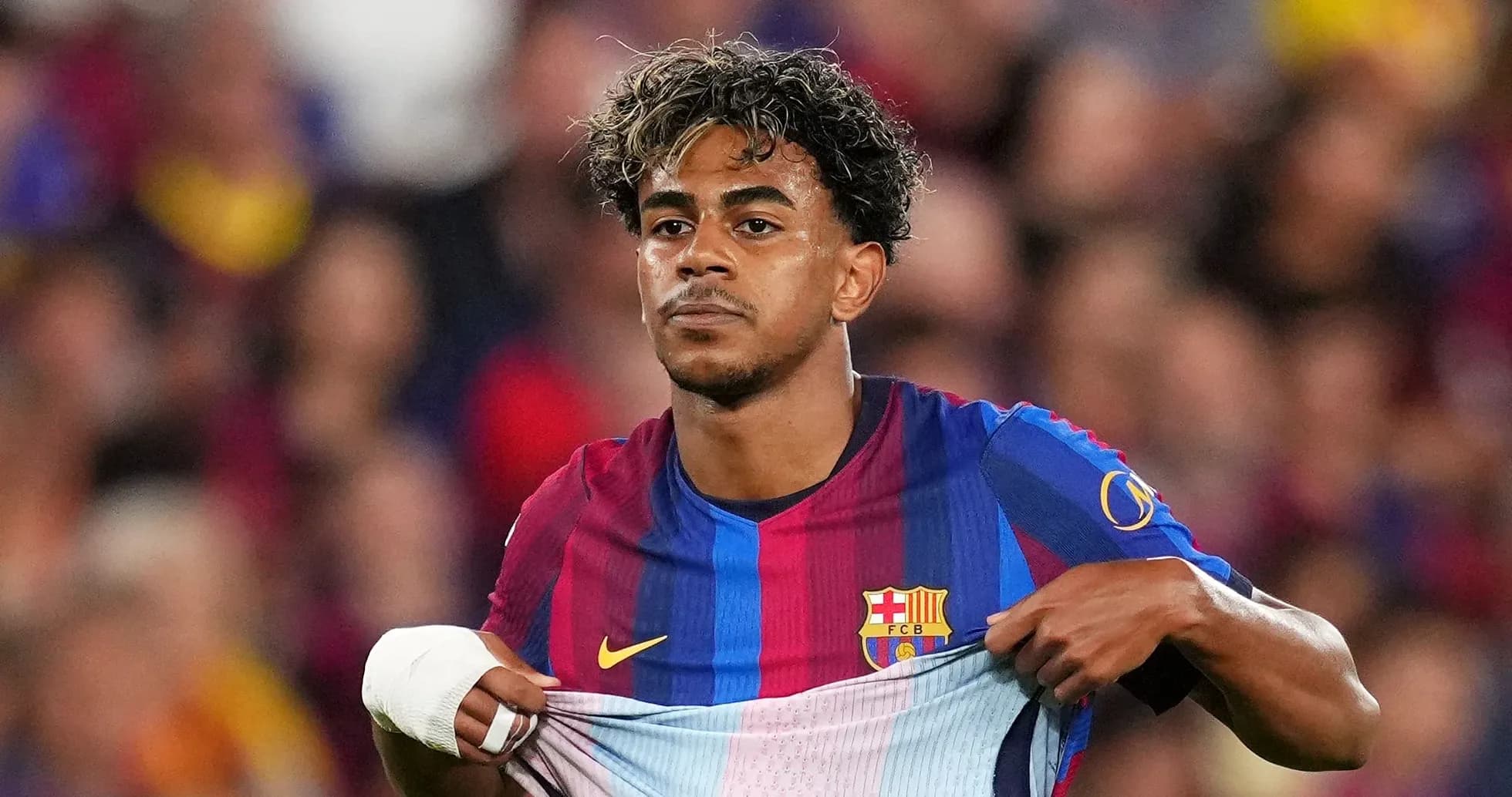 Jugador del FC Barcelona quitándose la camiseta durante el partido Jugador del FC Barcelona quitándose la camiseta durante el partido