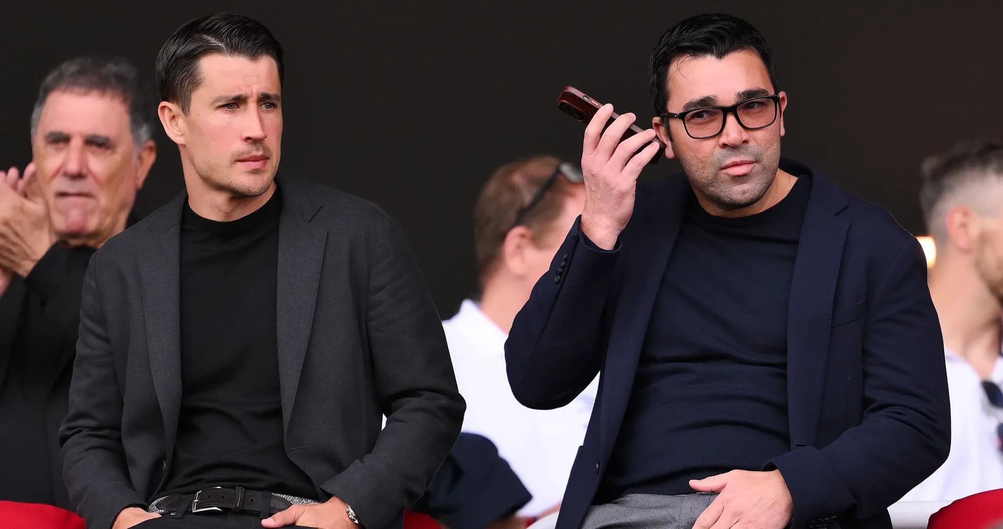 Dos hombres en un evento deportivo observando Dos hombres en un evento deportivo observando