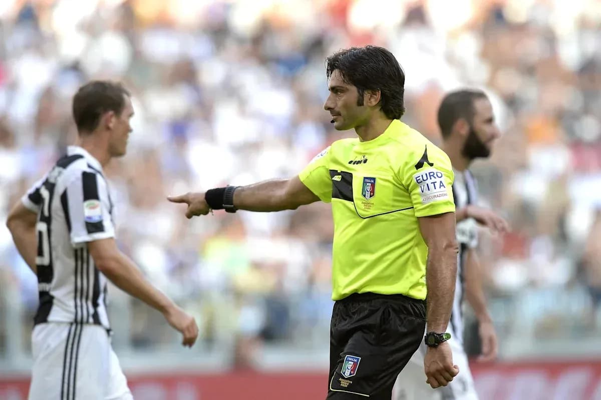 Árbitro señalando a un jugador durante un partido Árbitro señalando a un jugador durante un partido