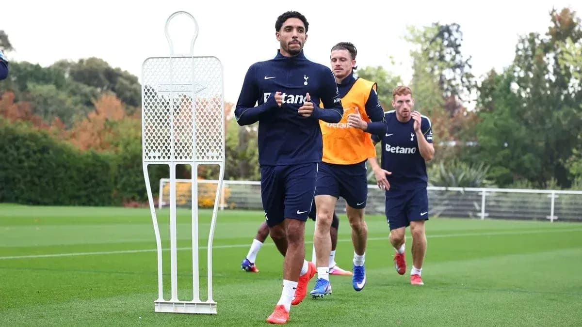 Jugadores de Tottenham corriendo en sesión de entrenamiento Jugadores de Tottenham corriendo en sesión de entrenamiento